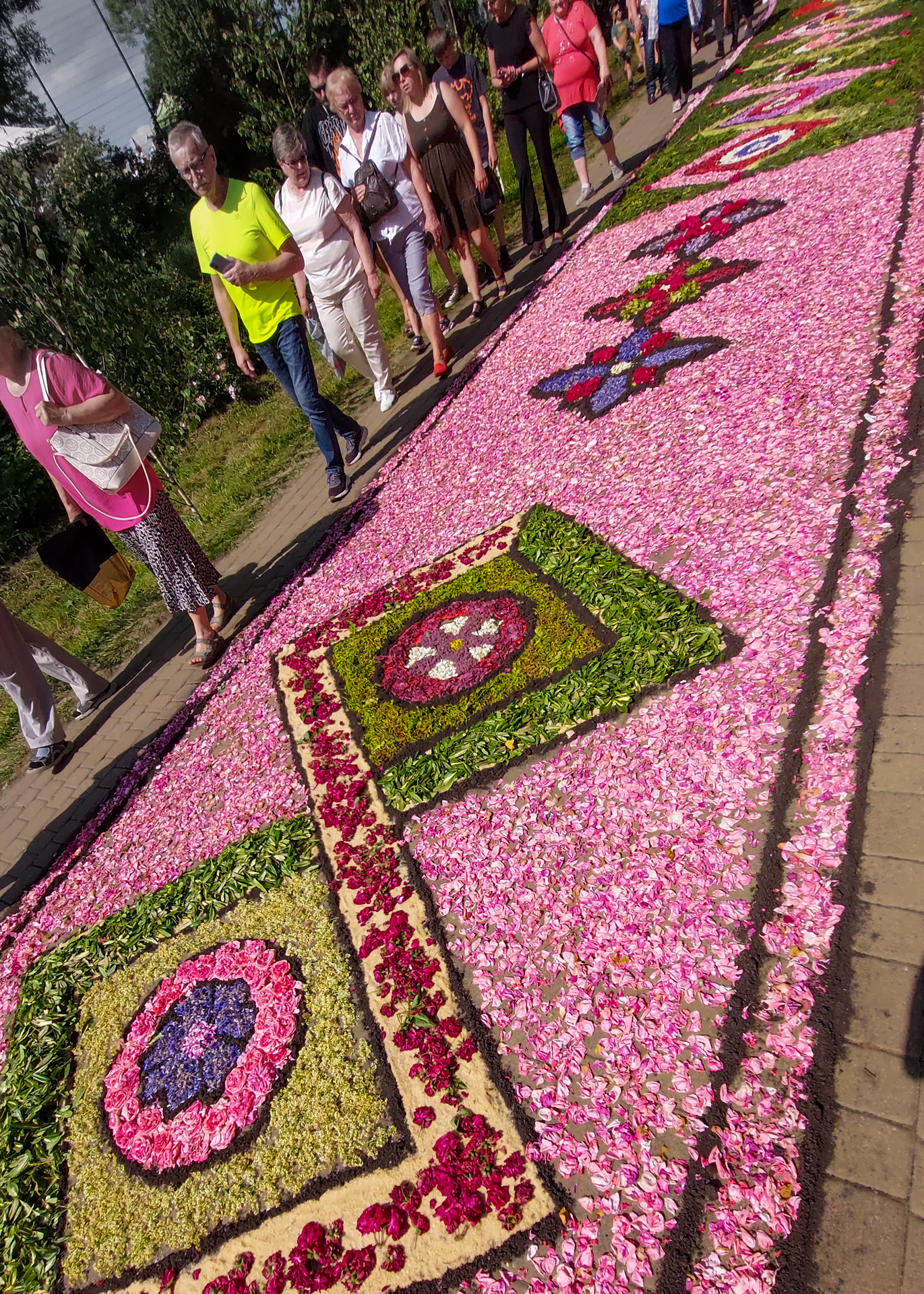 Geometric flower carpet with square patterns in Spycimierz