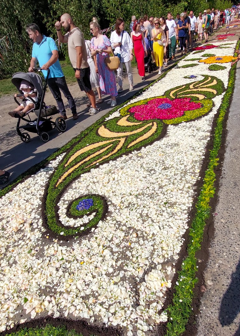 Elegant white-background flower carpet design in Spycimierz