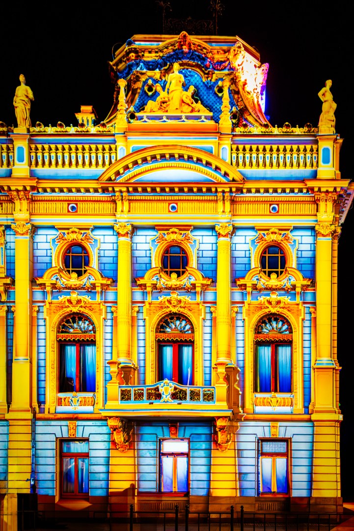 Colorful light projection on the historic Poznański Palace in Łódź during Light Move Festival 2025